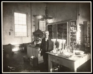 Thomas Edison em seu laboratório, 1920 (impressão de gelatina de prata)